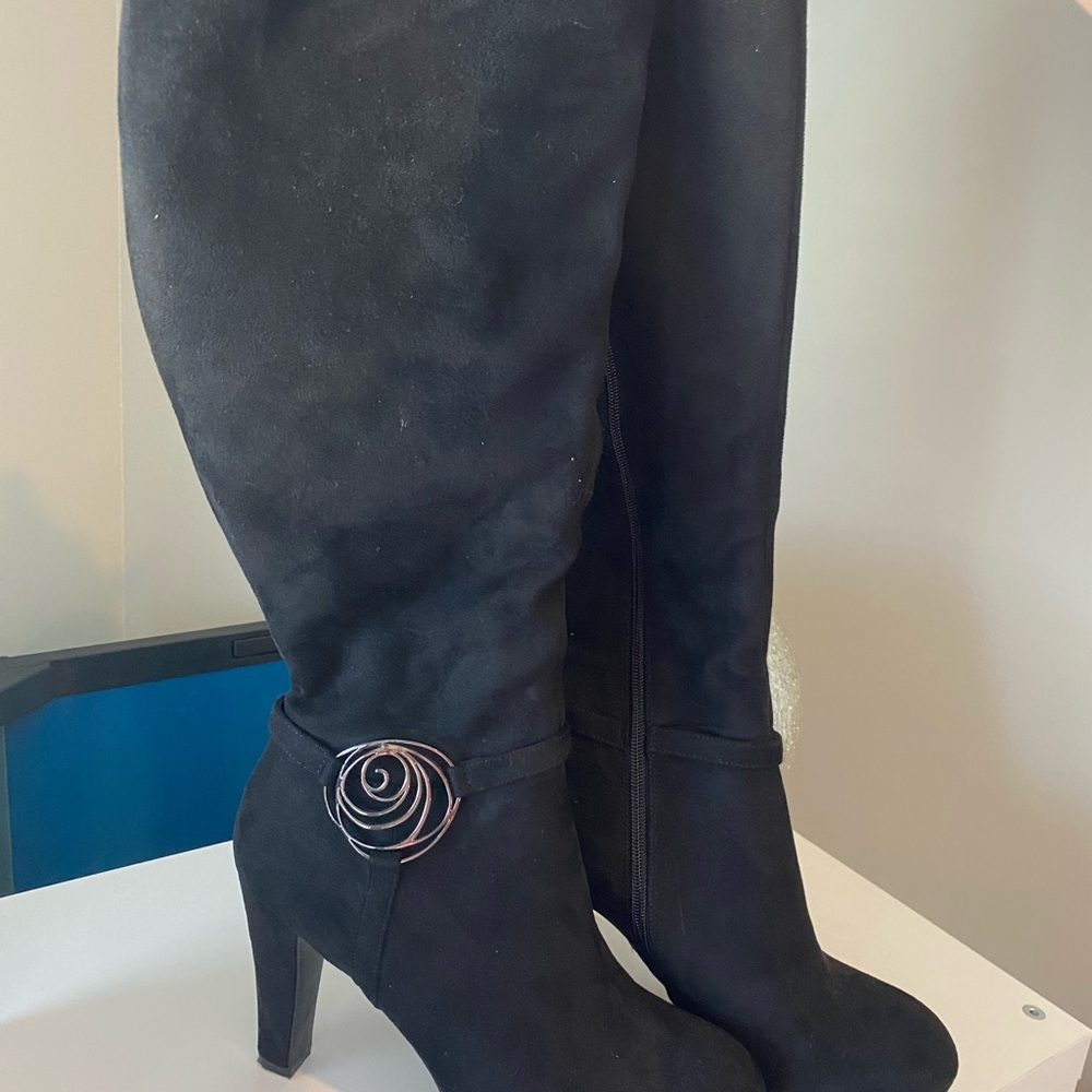 EUC Oneida Black Heeled Boots with Decorative Rose SZ 10 hard to find wide calf